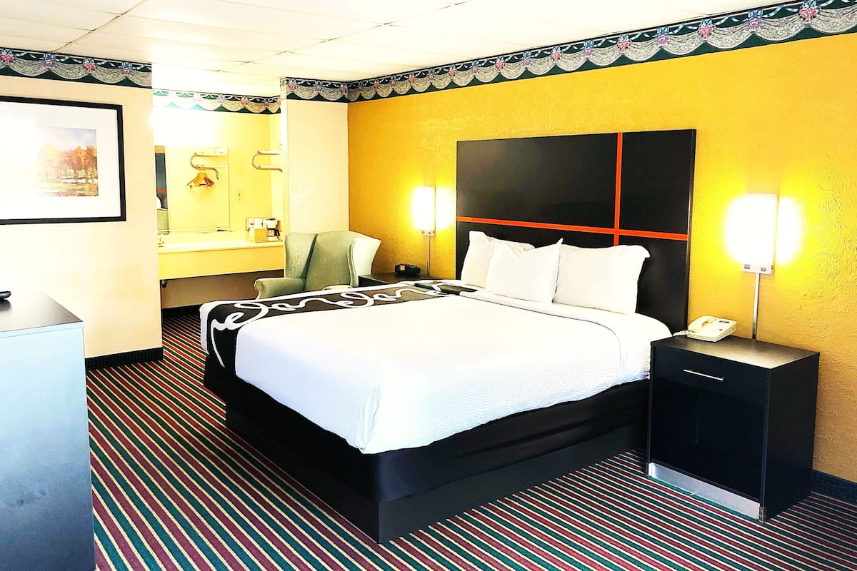 Desk, iron/ironing board, free WiFi, bed sheets