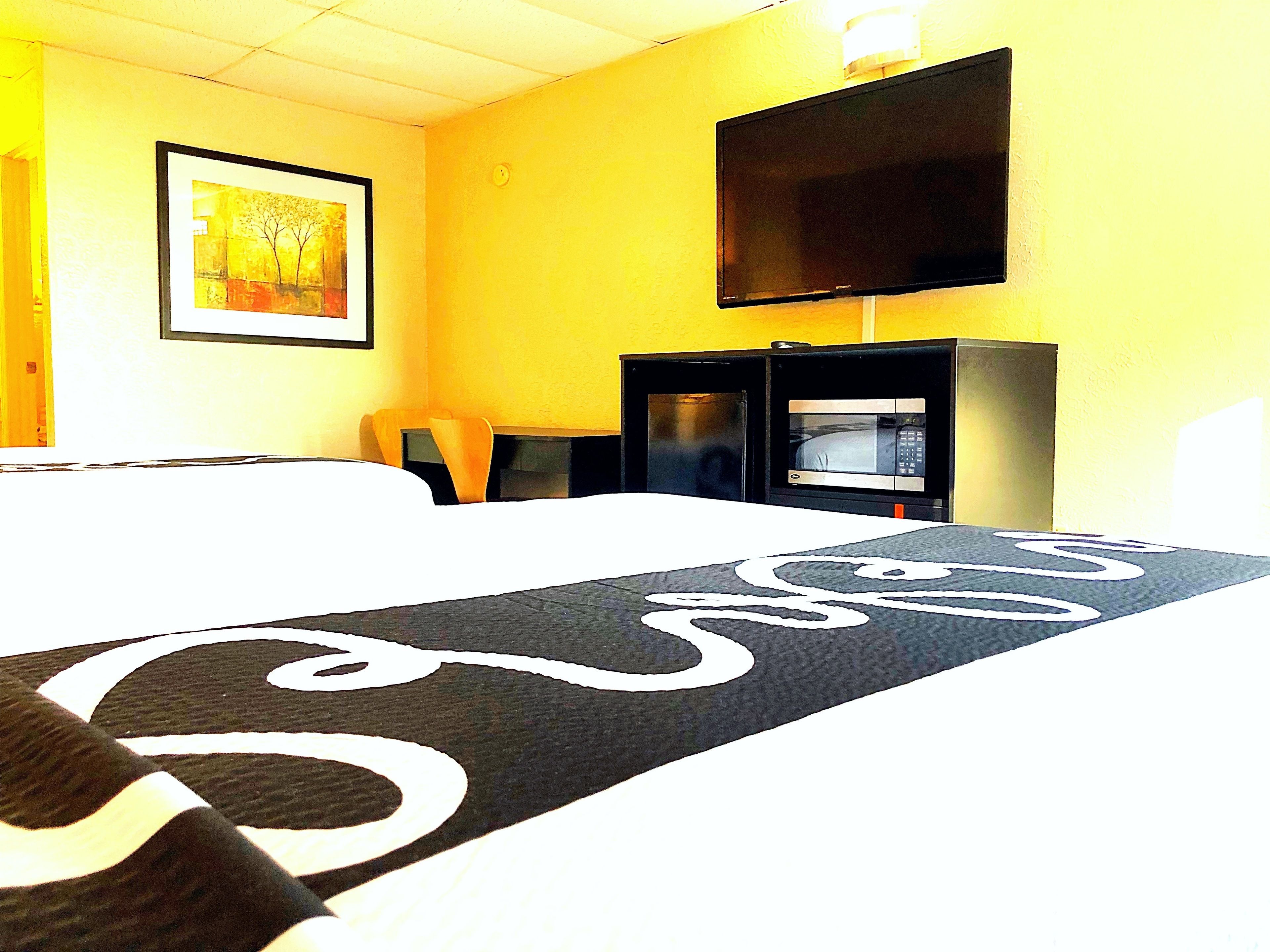 Escritorio, tabla de planchar con plancha, wifi gratis y ropa de cama 