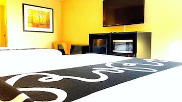 Escritorio, tabla de planchar con plancha, wifi gratis y ropa de cama
