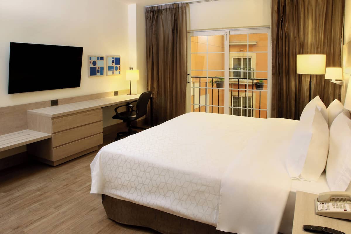 Standard Room, 1 King Bed | In-room safe, desk, iron/ironing board, free WiFi