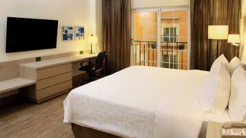 Chambre Standard, 1 très grand lit | Coffres-forts dans les chambres, bureau, fer et planche à repasser