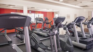 A gym with multiple treadmills and elliptical machines. - Holiday Inn Express Torreon by IHG (Torreón)