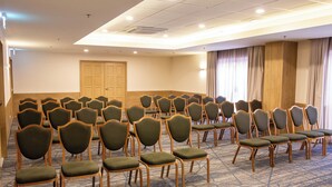 A conference room with rows of chairs, a wooden door, and a patterned carpet. - Holiday Inn Express Torreon by IHG (Torreón)