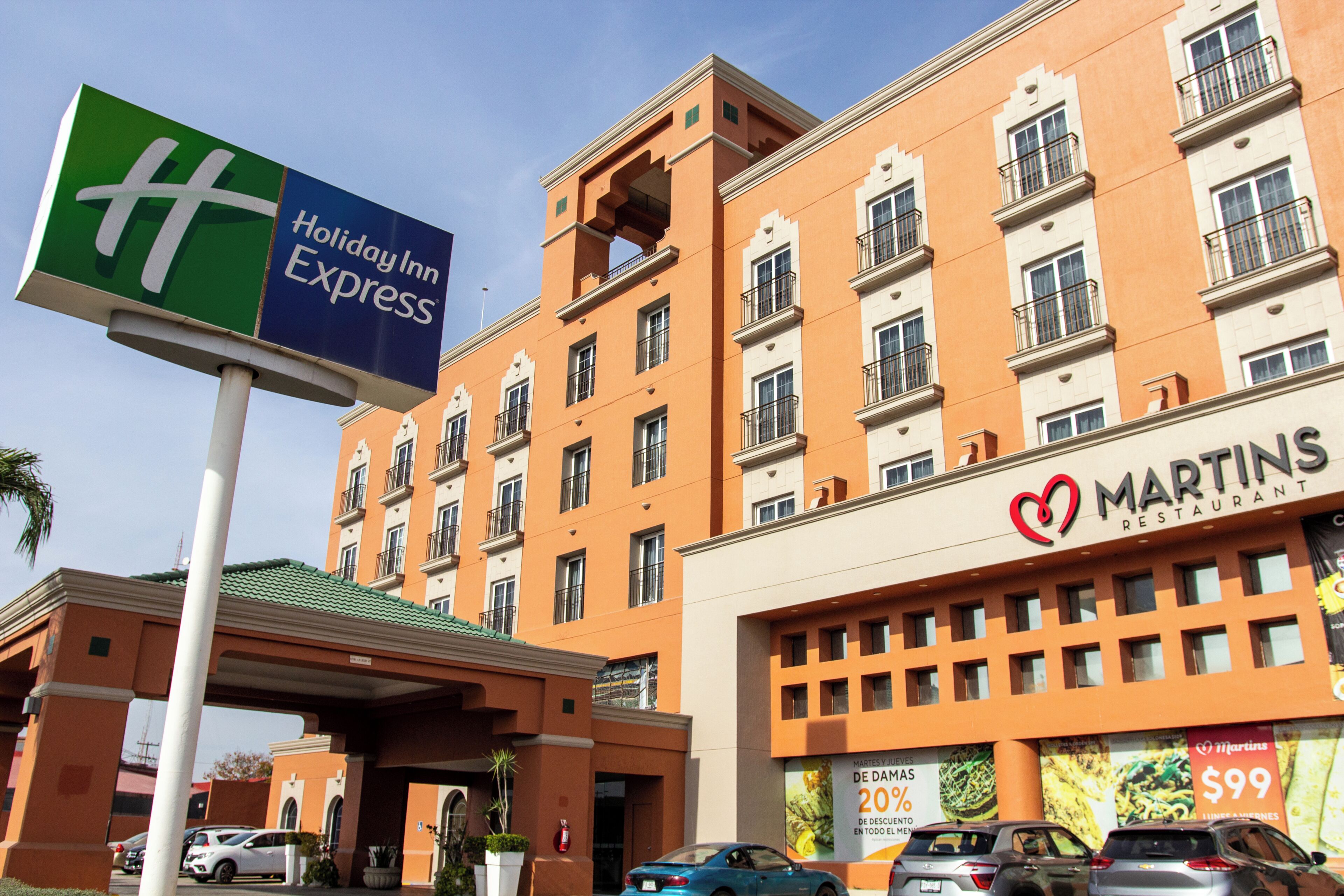Un hotel Holiday Inn Express con un restaurante Martins en la planta baja.