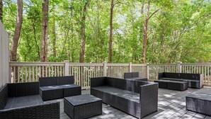 An outdoor patio with wicker furniture and a wooden deck. - Holiday Inn Express Fairhope by IHG (Fairhope)