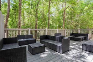 An outdoor patio with wicker furniture and a wooden deck. - Holiday Inn Express Fairhope by IHG (Fairhope)