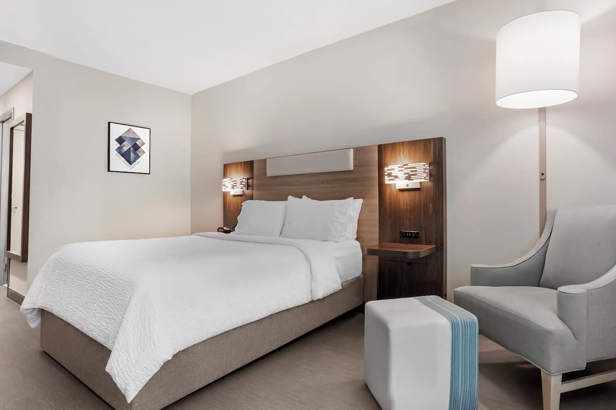 Standard Room, 1 Queen Bed | In-room safe, desk, iron/ironing board, rollaway beds (surcharge)