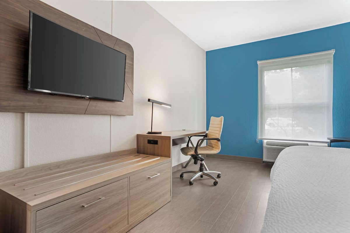 Standard Room, 1 King Bed, Accessible Bathtub (Mobility, Accessible Tub) | In-room safe, desk, iron/ironing board, rollaway beds (surcharge)