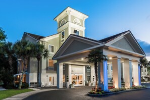 A hotel with a central entrance, a tower, and a covered patio area. - Holiday Inn Express Fairhope by IHG (Fairhope)
