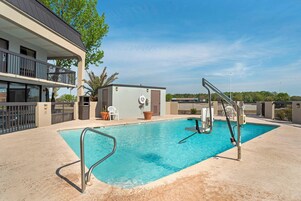Una piscina al aire libre de temporada