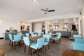 بوفيه فطور مجانًا