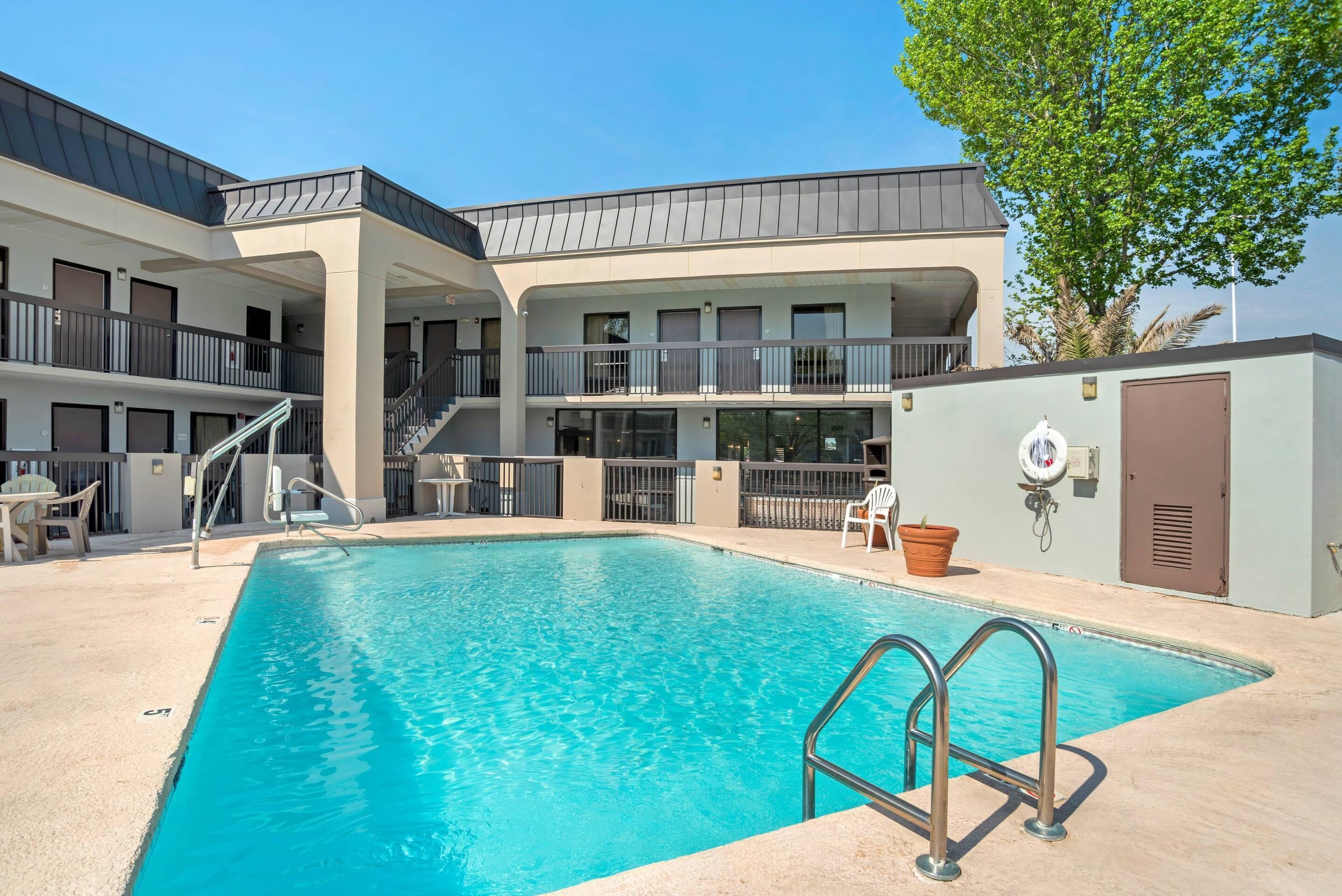 Piscine extérieure en saison