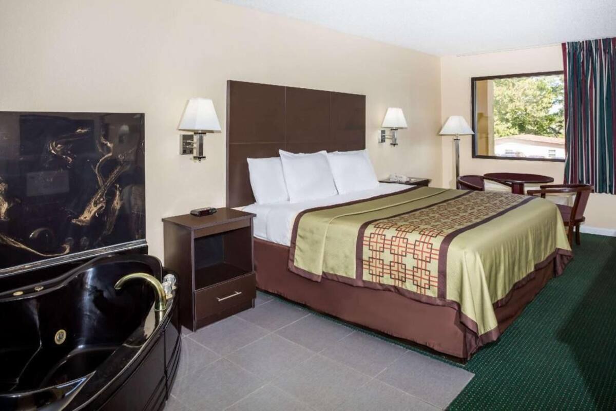 In-room safe, desk, rollaway beds, free WiFi