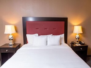 In-room safe, blackout drapes, iron/ironing board, rollaway beds - DoubleTree by Hilton Raleigh - Brownstone - University (Raleigh)