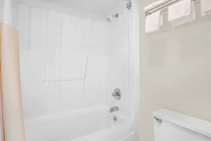 Combined shower/bathtub, towels