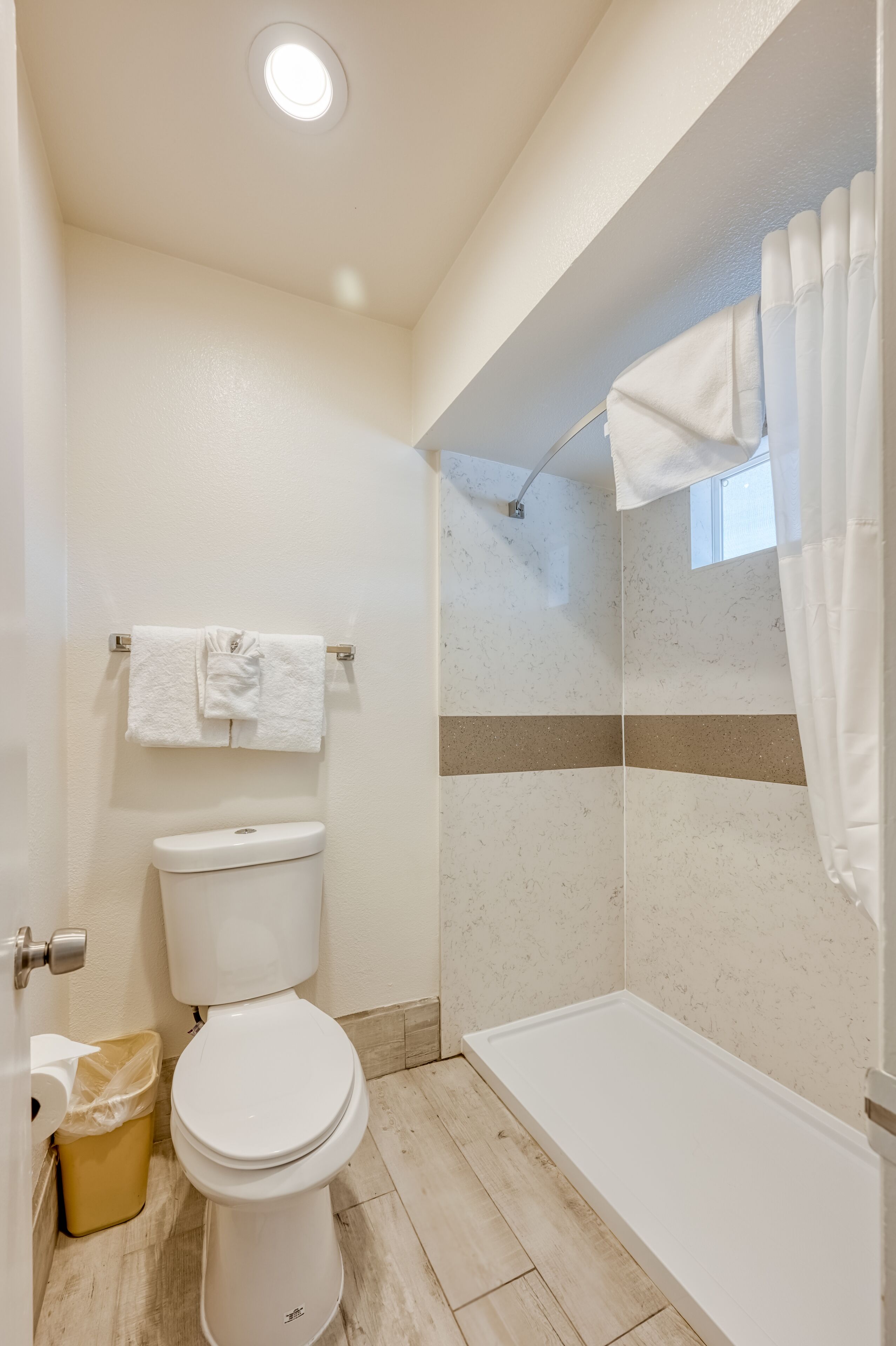Un baño con inodoro, ducha y bañera.