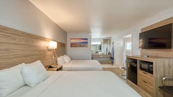 Suite estudio familiar | Escritorio, cortinas blackout, tabla de planchar con plancha y cunas