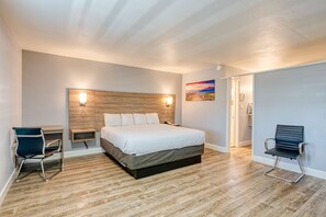 Suite estudio | Escritorio, cortinas blackout, tabla de planchar con plancha y cunas
