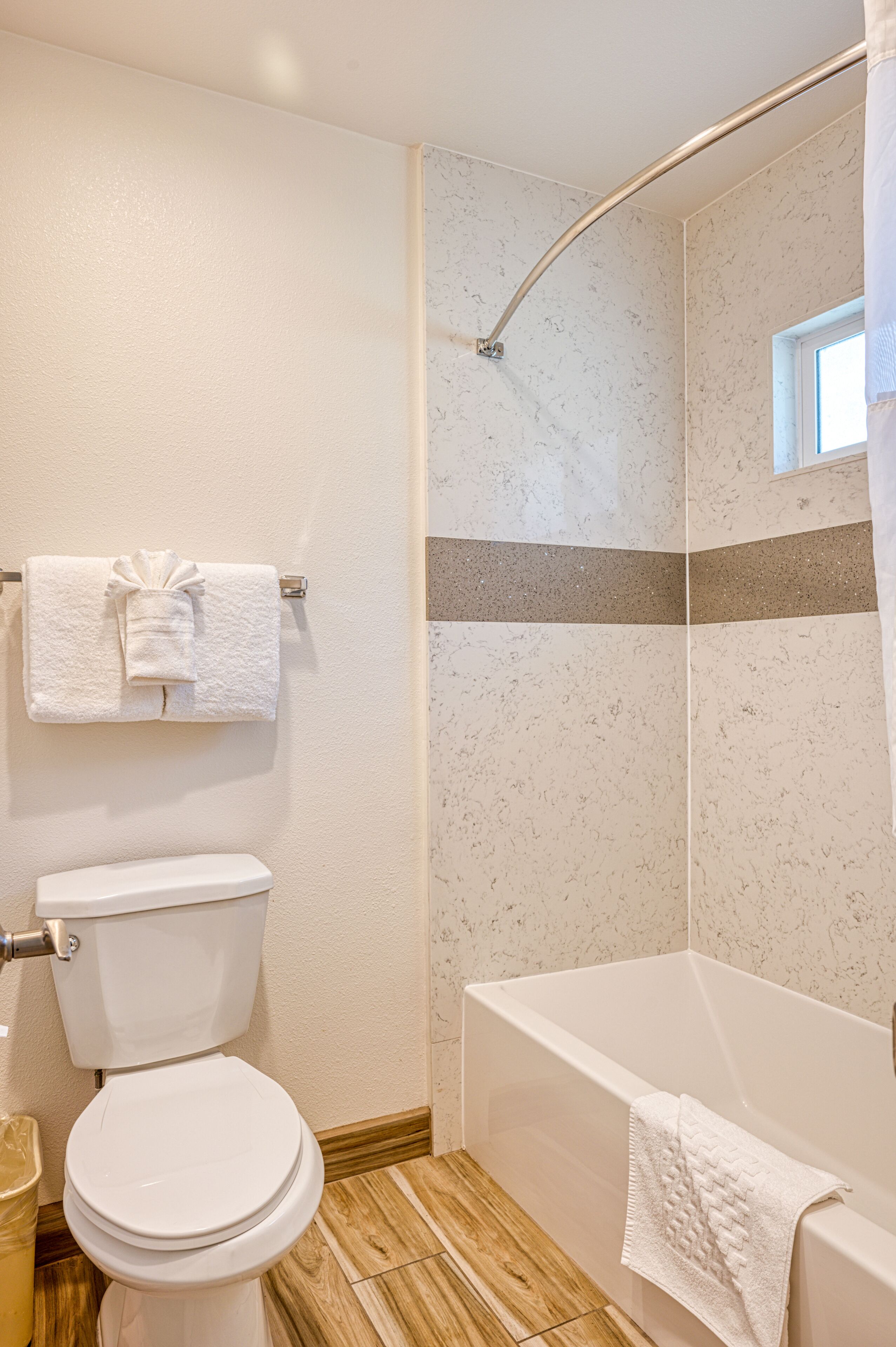 Un baño con inodoro, bañera y ducha.