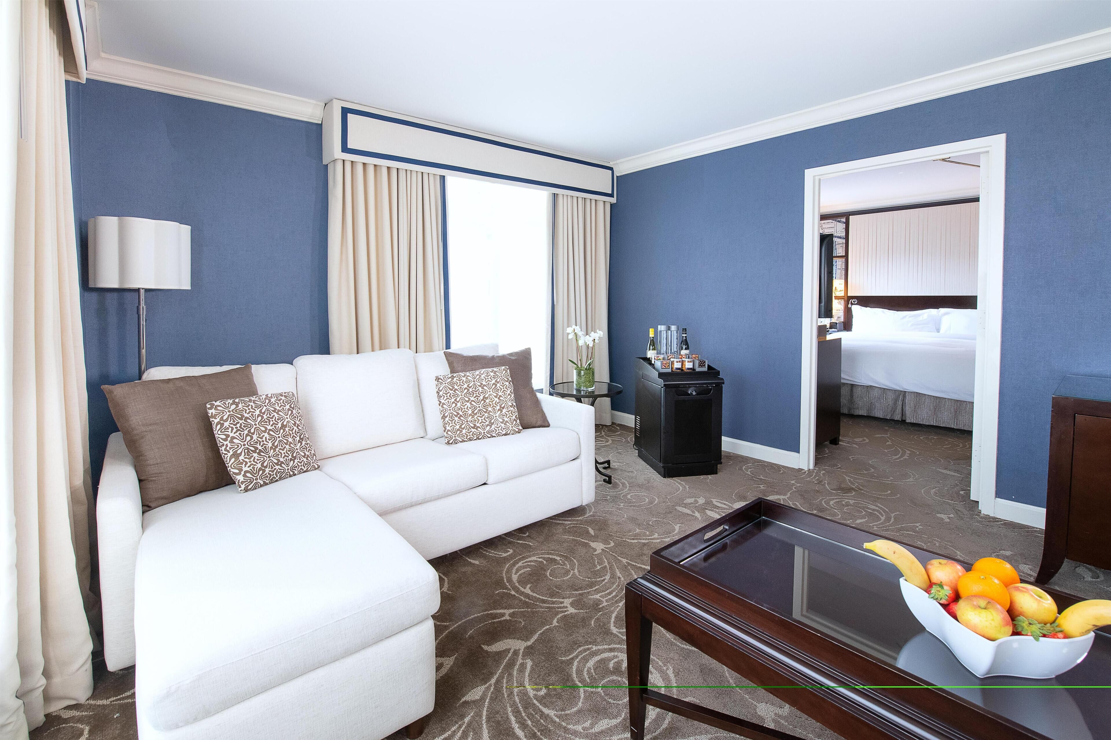 Suite exécutive, 1 très grand lit | Lit avec matelas à plateau-coussin, coffre-fort pour ordinateur portable