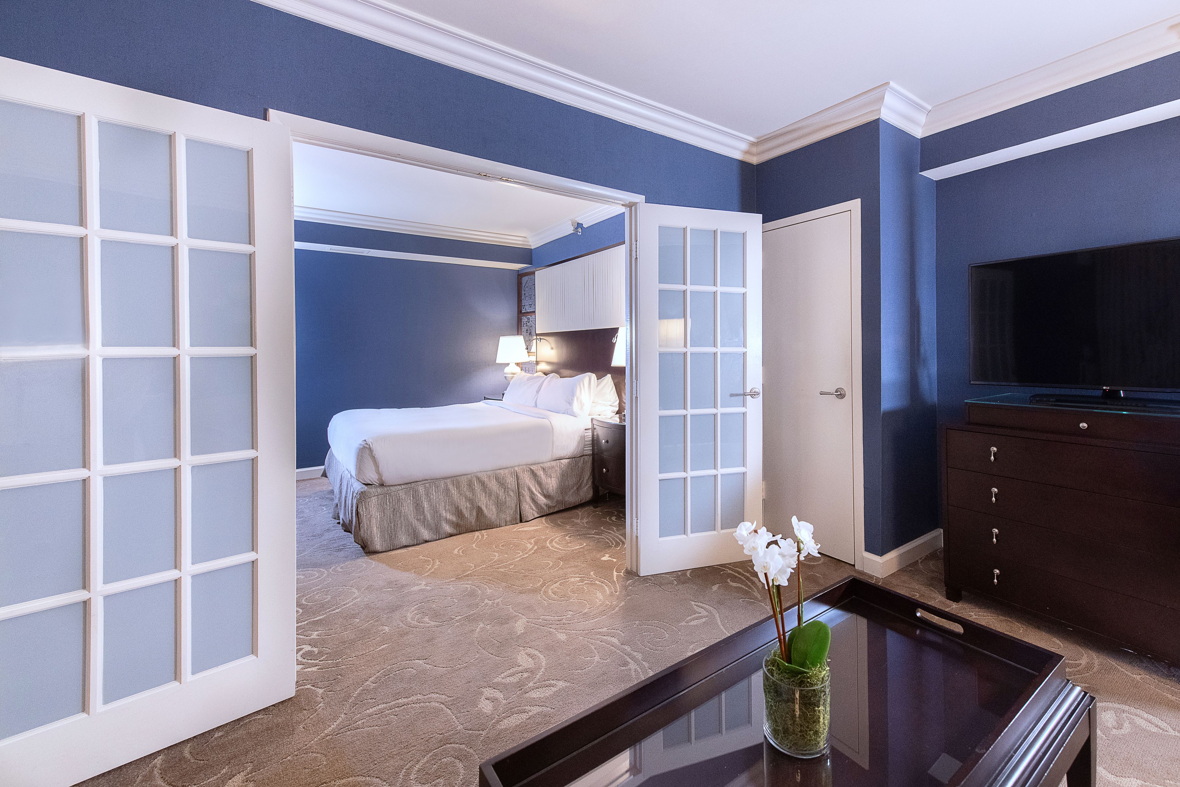junior suite, 1 king bed with sofa bed | 1 bedroom, pillow-top beds, in-room safe, desk