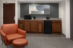 Suite, 1 King Bed with Sofa bed | Private kitchen
