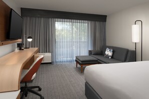 Premium bedding, individually decorated, individually furnished, desk - Courtyard by Marriott Dothan (Dothan)