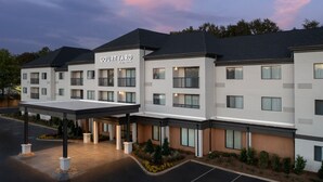 A multi-story hotel with a covered entrance and a sign that reads "Courtyard by Marriott." - Courtyard by Marriott Dothan (Dothan)
