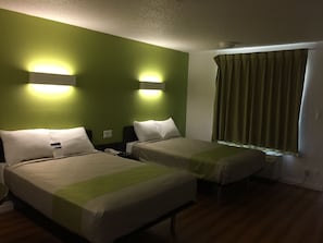 Habitación estándar doble, 2 camas dobles | Tabla de planchar con plancha, wifi gratis, ropa de cama