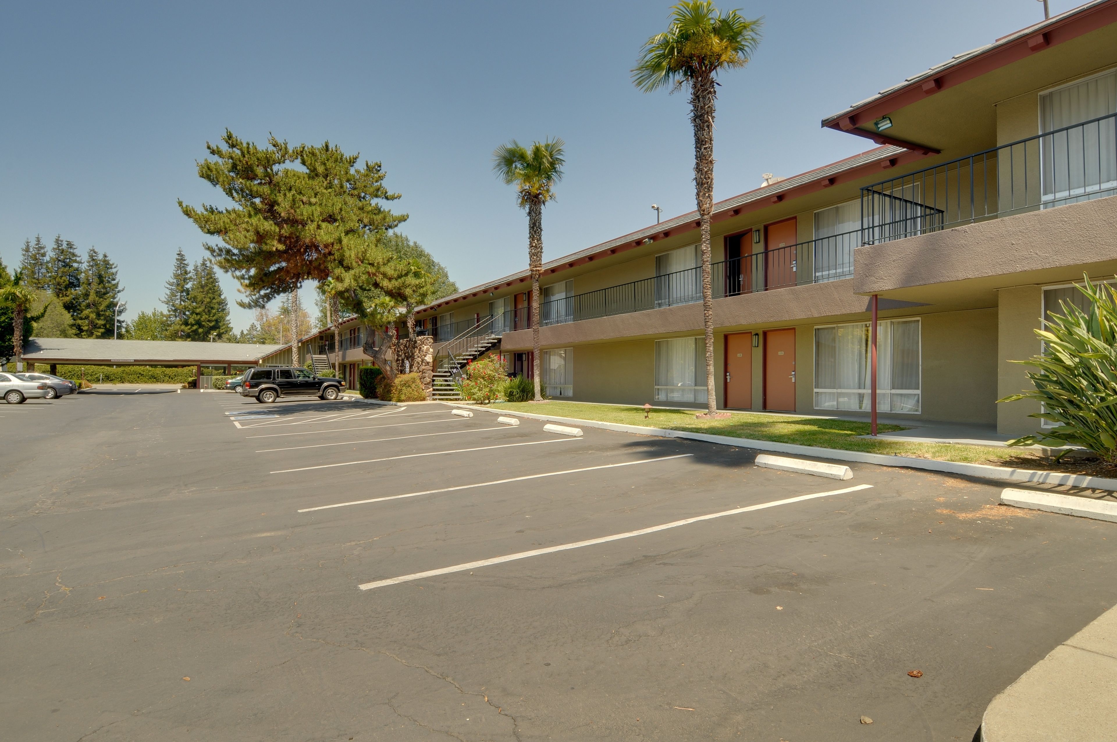 Un motel doté d’un parking, de plusieurs étages et d’une structure à deux niveaux.