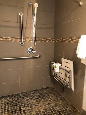 Habitació quàdruple, 2 llits de matrimoni, accessible | Bany | Articles de tocador gratuïts i tovalloles