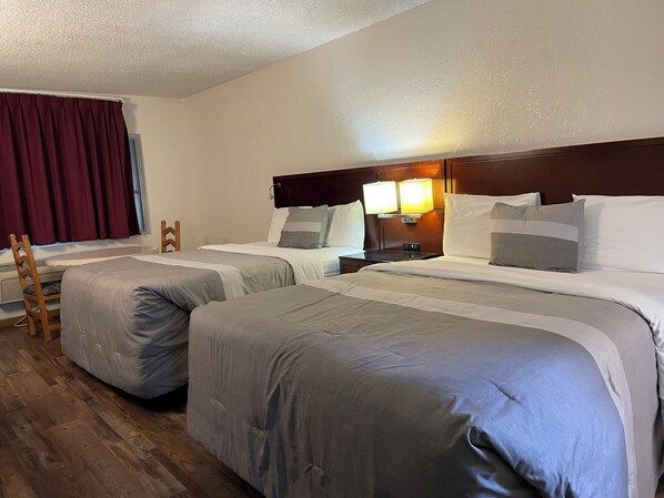 Desk, free WiFi, bed sheets - Travelers Beach Inn (Ventura)