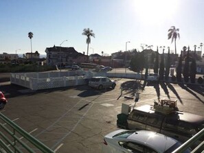 Free self-parking - Travelers Beach Inn (Ventura)