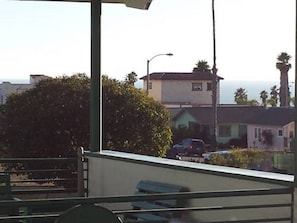 Terrace/patio - Travelers Beach Inn (Ventura)