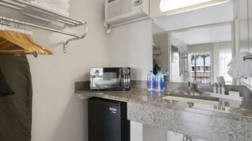 Standardrum - 1 queensize-sÀng | BadrumsbekvÀmligheter | Badkar/dusch, gratis toalettartiklar, hÄrtork och handdukar