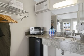 Standard Room, 1 Queen Bed | Bathroom amenities