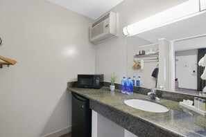 Tina con regadera, amenidades de baño gratuitas, secadora de cabello 