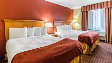 Cofres nos quartos, escrivaninha, ferros/tábuas de passar roupa