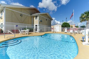Una piscina al aire libre de temporada