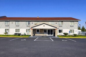 Exterior - Rodeway Inn & Suites Jacksonville near Camp Lejeune (Jacksonville)