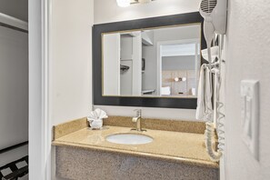 Habitación estándar, 2 camas Queen size | Baño | Tina con regadera, amenidades de baño gratuitas, secadora de cabello 