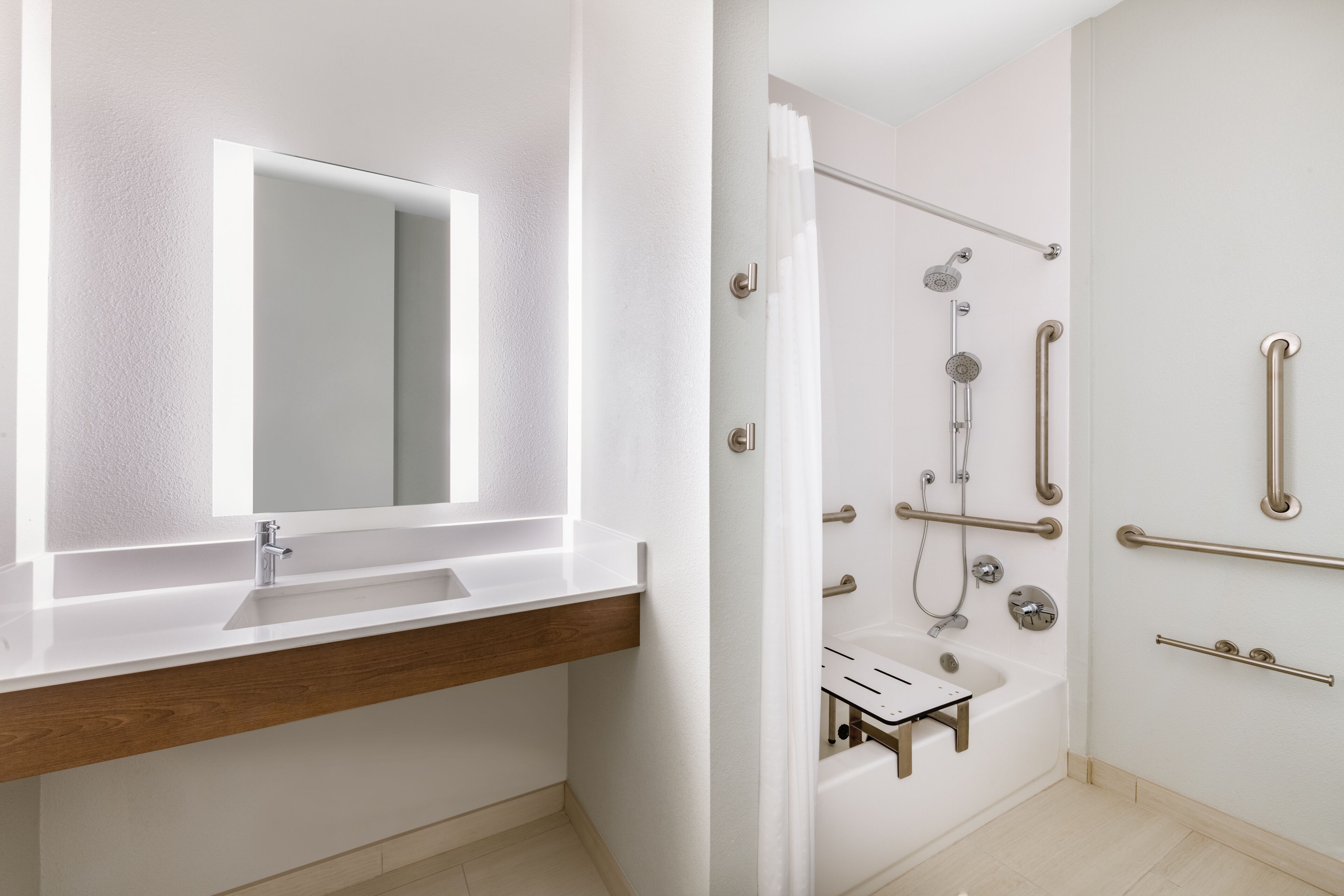 combined shower/bathtub, hair dryer, towels, shampoo