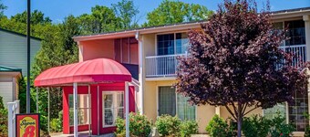 HomeSpring Inn & Studios