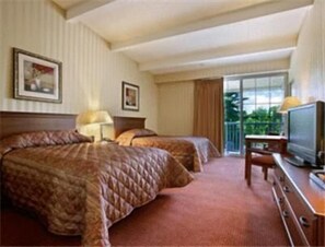 Premium bedding, desk, laptop workspace, blackout drapes - HomeSpring Inn & Studios (Rocky Hill)