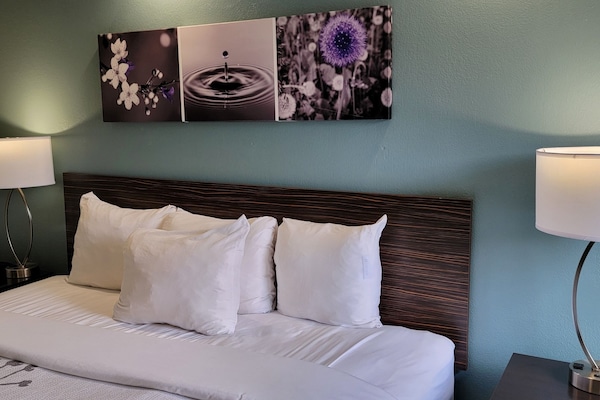 Standard Room, 1 King Bed, Non Smoking | Desk, iron/ironing board, WiFi (free), bed sheets