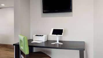Een receptiebalie met een flatscreen televisie, een printer en een stoel.