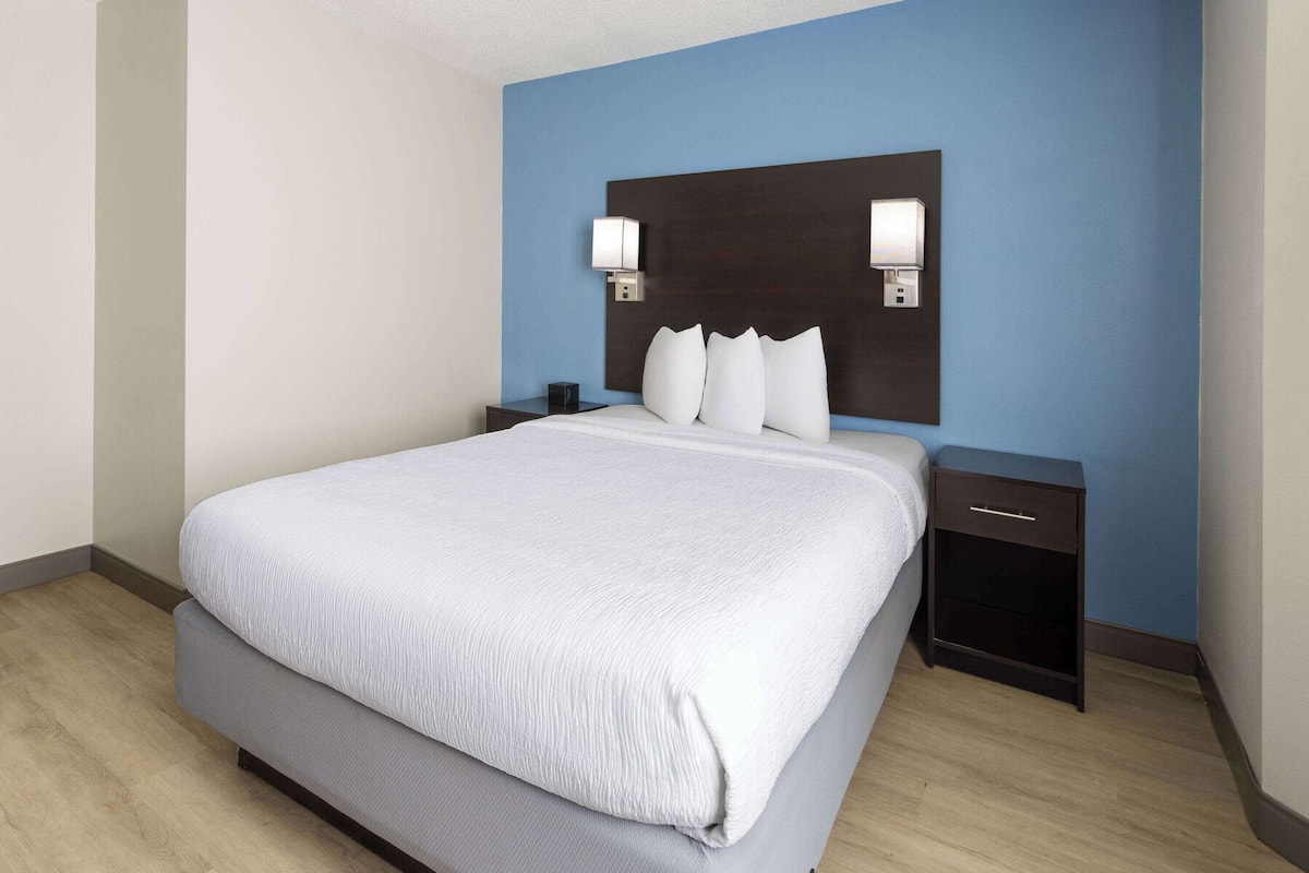 Egyptian cotton sheets, premium bedding, individually furnished, desk