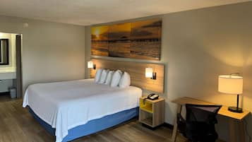 Ropa de cama hipoalergénica, escritorio y tabla de planchar con plancha