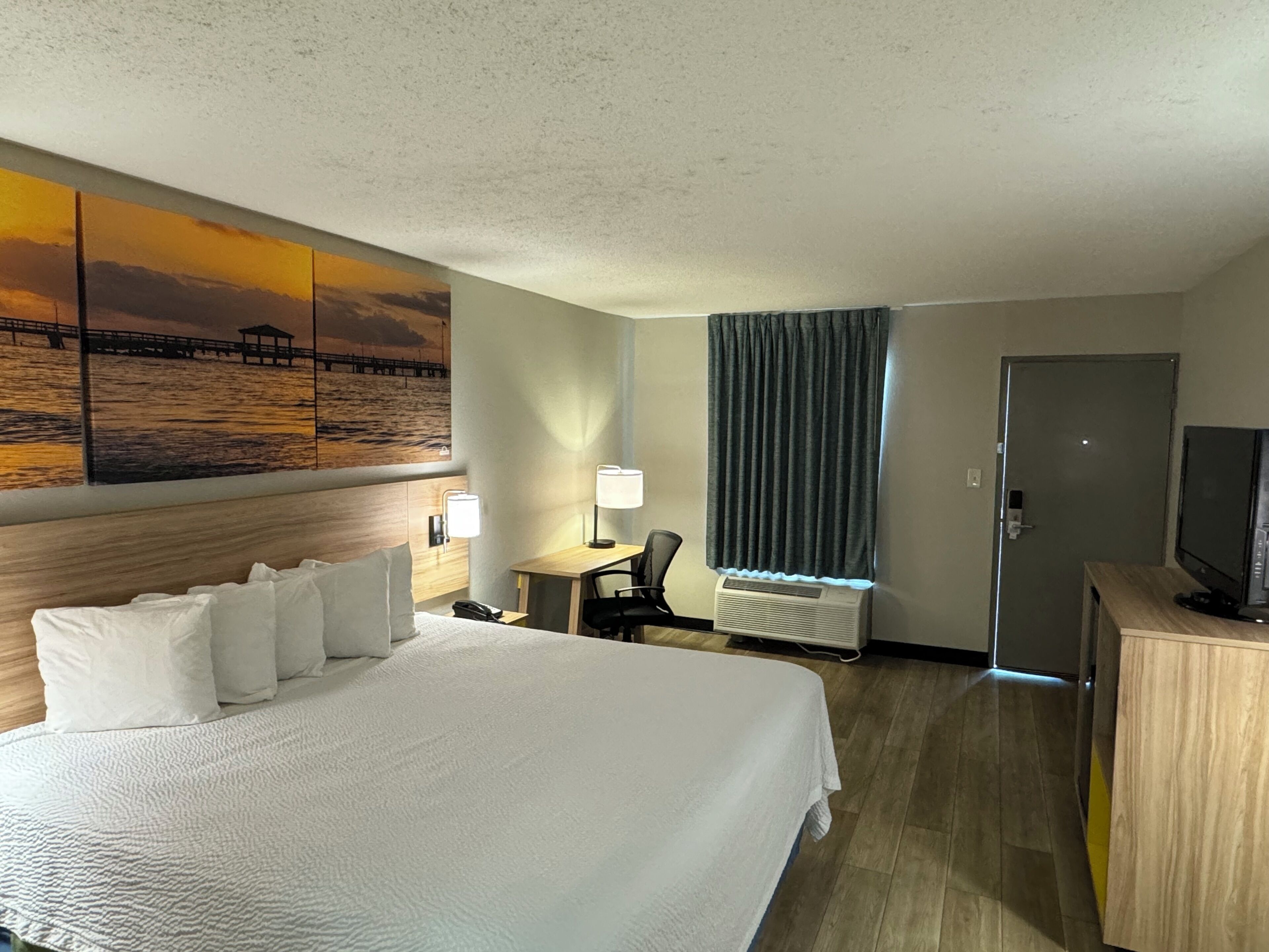 Ropa de cama hipoalergénica, escritorio y tabla de planchar con plancha 