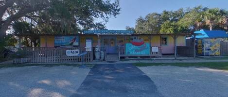 A colorful building with a sign for Crystal River Watersports.